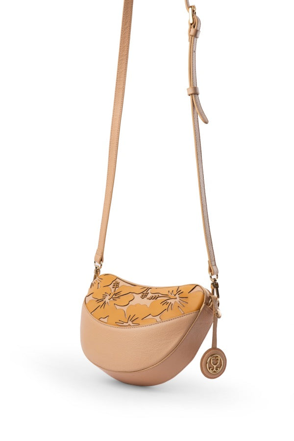 Scallop Crossbody Leather : With Laser-Cut Motifs