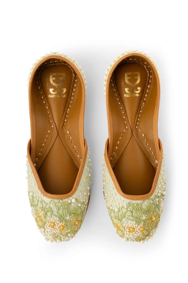 Balcony Breeze : Juttis