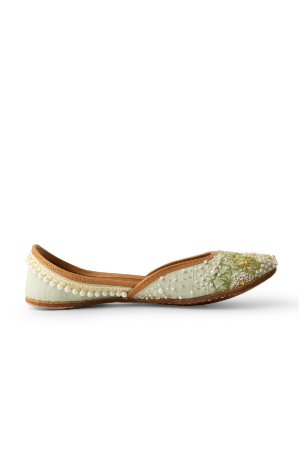 Balcony Breeze : Juttis