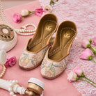 Bouquet Toss : Juttis