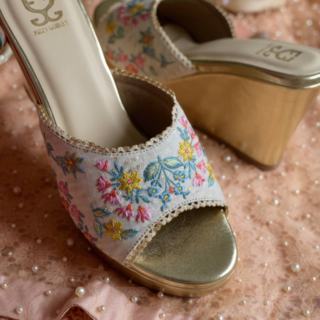 Lace Is More : Sandal Wedge