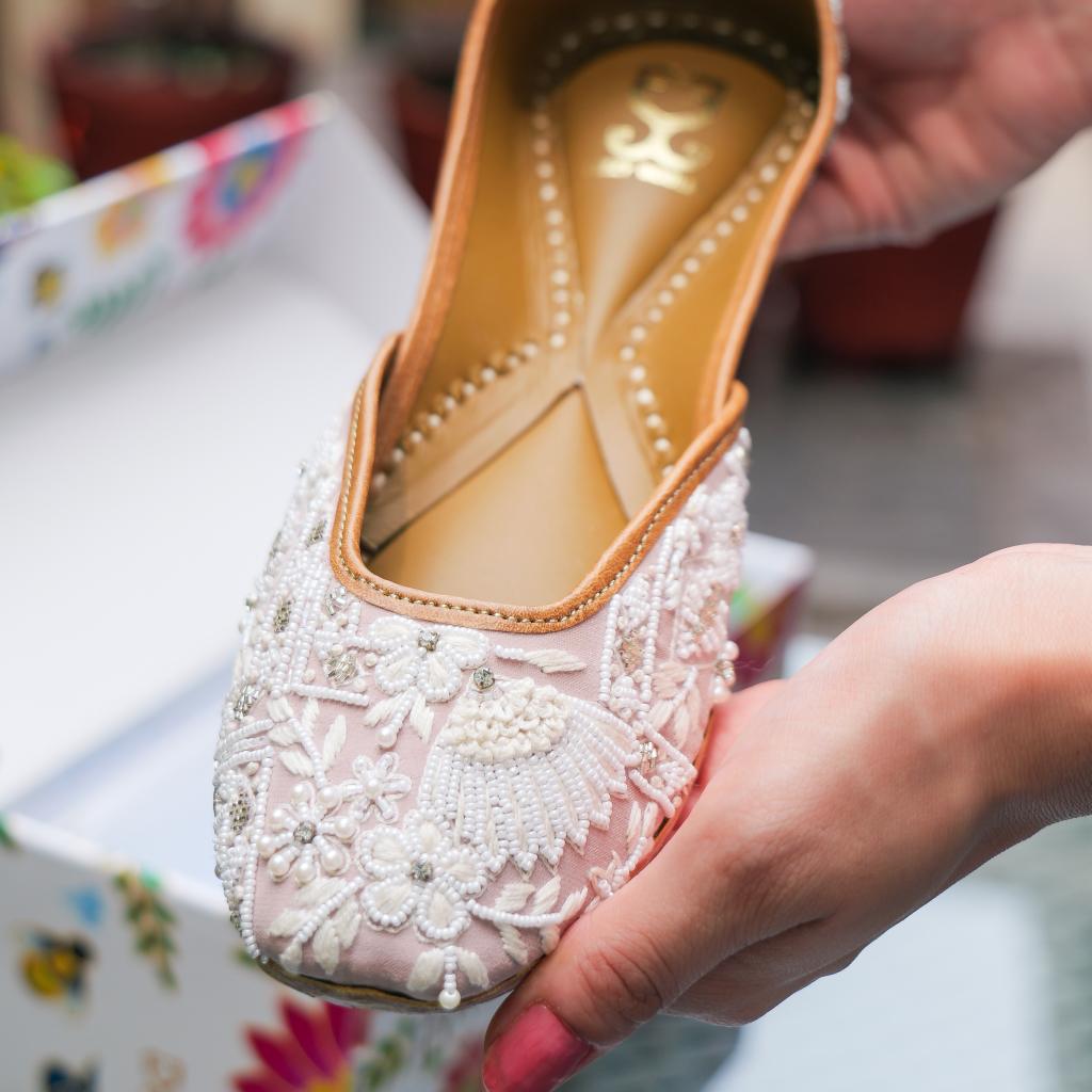 On the Same Beige : Juttis