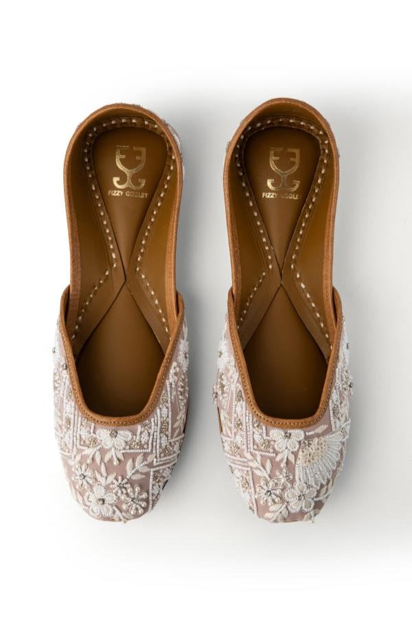 On the Same Beige : Juttis