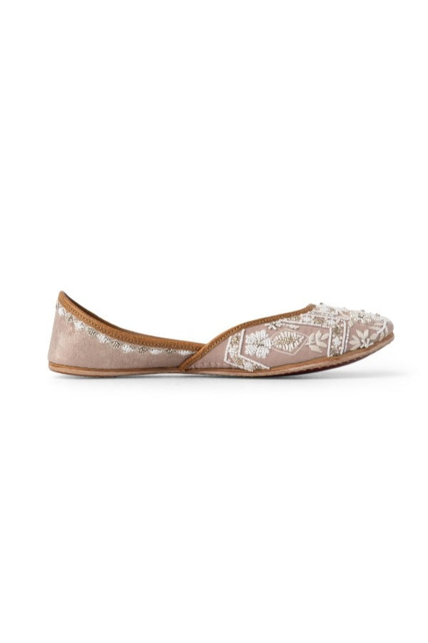 On the Same Beige : Juttis