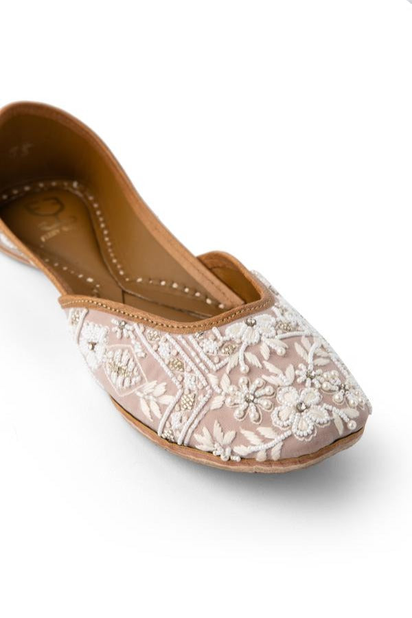 On the Same Beige : Juttis